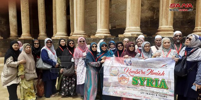 Turistas malasios visitan la ciudad de Bosra