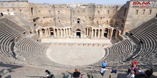 Turistas de Singapur y EE.UU visitan la antigua ciudad siria de Bosra