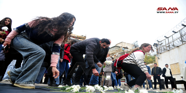 Estudiantes sirios se concentran frente a embajada rusa en Damasco en un gesto solidario