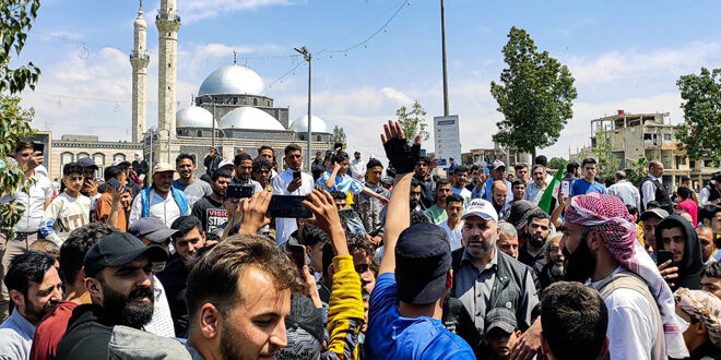 Manifestación en Homs en apoyo al gobierno sirio y en rechazo a cualquier injerencia extranjera