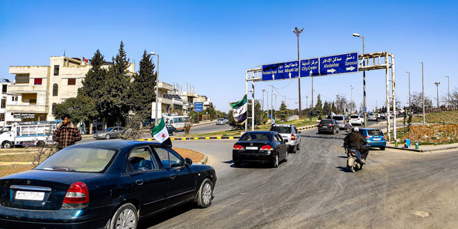 در جشن چهاردهمین سالگرد انقلاب سوریه، خودروهای در خیابان های در حمص تردد می کنند