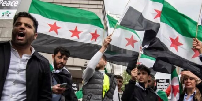 Des dizaines de personnes manifestent devant l’ambassade de l’entité israélienne à Londres pour protester aux attaques répétées contre la Syrie