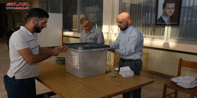האזרחים  הסורים החלו להגיע למרכזי הבחירות בכל המחוזות  כדי להצביע בבחירות לחברי מועצת העם
