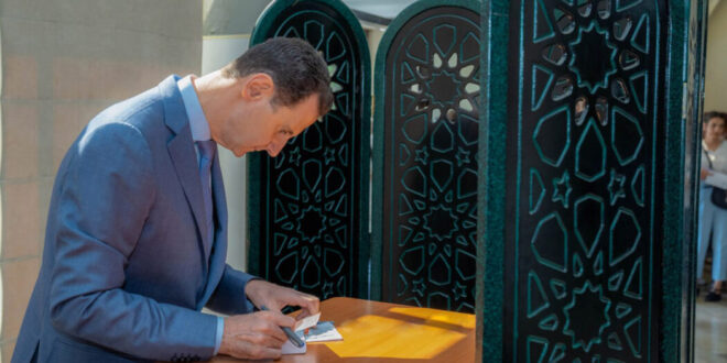 הנשיא אל-אסד מצביע בבחירות לחברי מועצת העם באחד ממרכזי הבחירות בדמשק